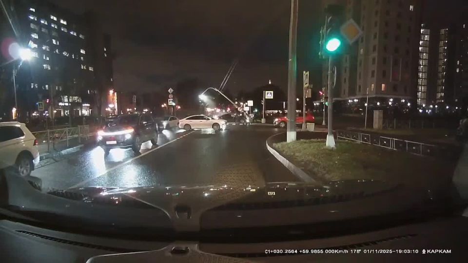 В результате ДТП на Дибуновской улице над дорогой провисли провода