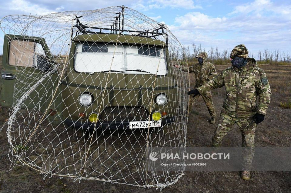Два майора: Испытания различной защиты на «Буханках» от FPV дронов - РИА Новости