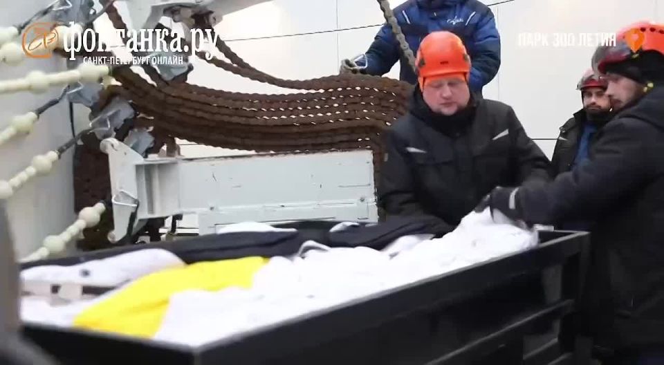 Даниил Безсонов: В Петербурге подняли имперский флаг в честь 304-летия основания Империи Петром Великим!