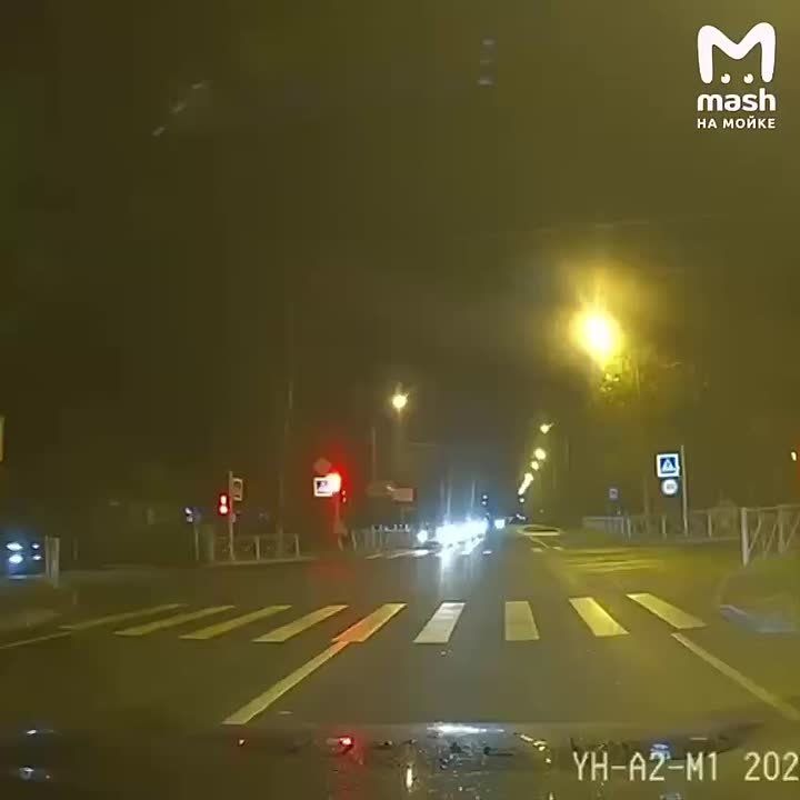 Видео: двое десятиклассников на питбайке очень жёстко влетели во внедорожник, который не уступил им на перекрёстке в посёлке Песочный