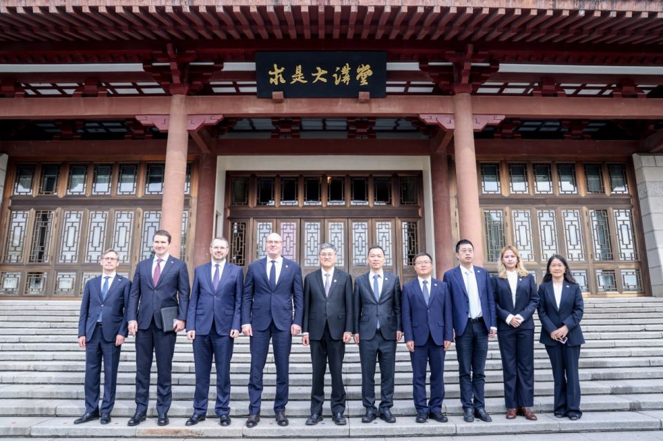 Дмитрий Чернышенко передал Чжэцзянскому университету предложения российских вузов по укреплению сотрудничества