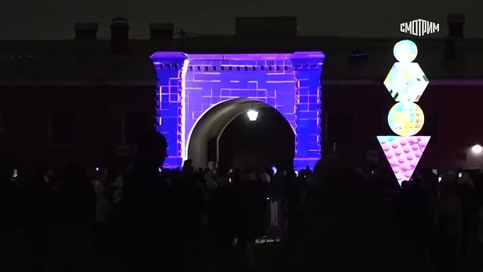 11111Объемные проекции картин известных художников, строки из литературных произведений и музыкальные образы: фестиваль цифрового искусства "Чудо света" стартовал в Петропавловской крепости в Санкт-Петербурге
