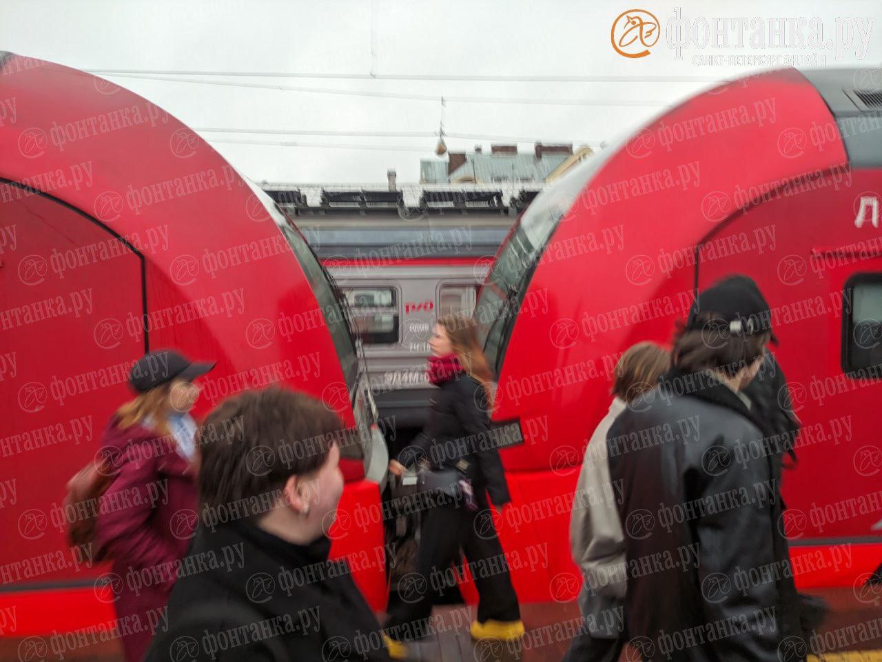 Финляндский вокзал неожиданно утопает в пассажирах – они спешат в Выборг на «Крендель Фест» Финляндский вокзал неожиданно утопает в пассажирах – они спешат в Выборг на «Крендель Фест»