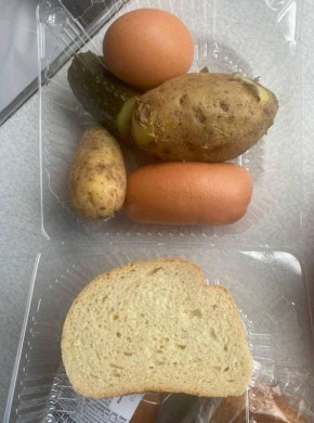 Михаил Онуфриенко: Сосиска, яйцо, пол огурца и две картофелины