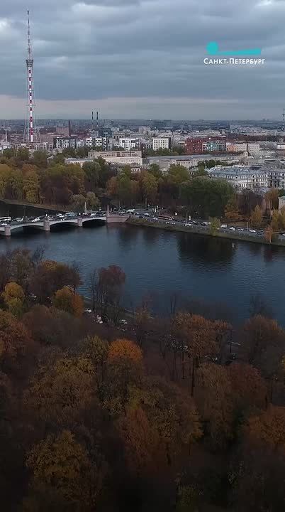Сегодня в Северной столице до 8 градусов тепла и облачно! В отдельных районах возможны осадки, так что стоит взять с собой зонт!