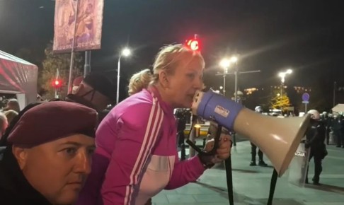 Белград: протестующие и лоялисты готовы порвать друг друга