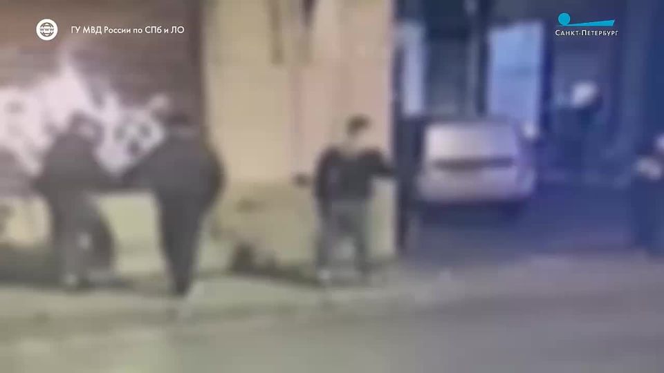 Полиция Центрального района Санкт-Петербурга задержала 17-летнего подростка, который нанес запрещённую символику белой краской на фасад исторического здания, являющегося памятником культурного наследия, по адресу Апраксин...