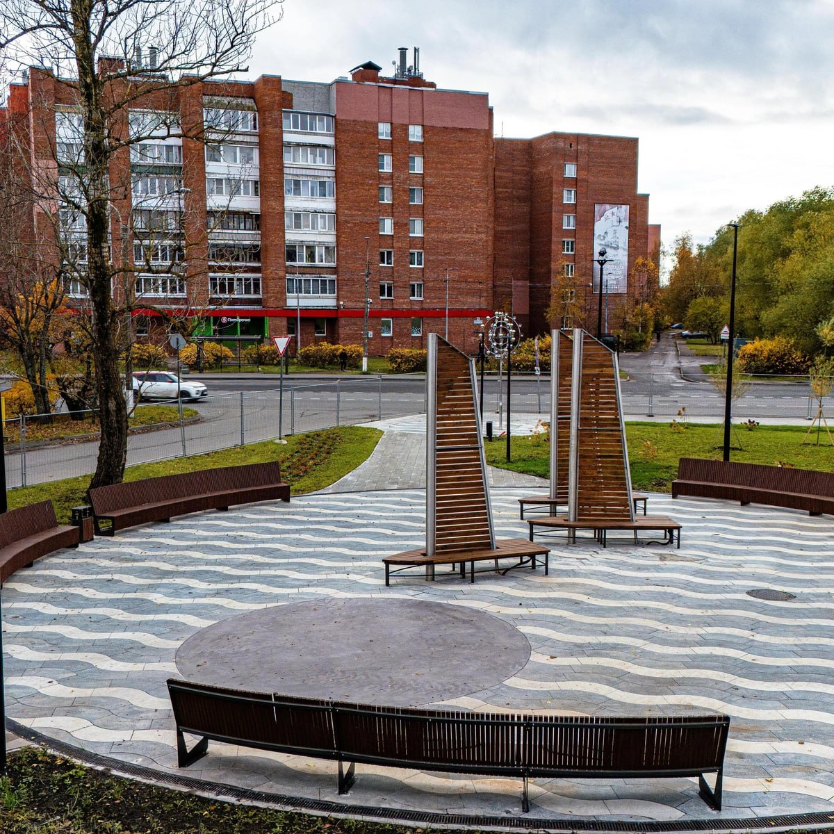 В Кронштадте преобразили заброшенный пустырь — теперь на Кронштадтском шоссе, рядом с домами 5 и 9, открылось современное общественное пространство