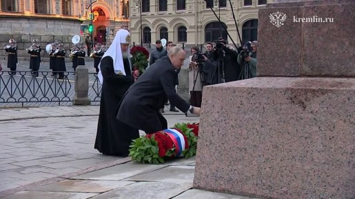 Путин возложил цветы к памятнику Минину и Пожарскому на Красной площади по случаю Дня народного единства