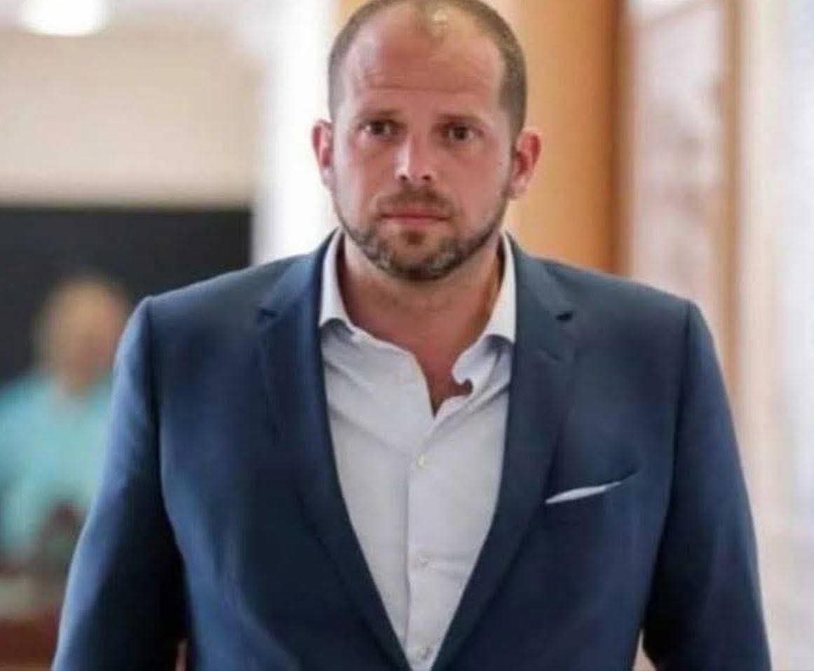 Министр обороны Бельгии Тео Франкен , ранее грозивший сравнять Москву с землёй ,слёг в больничку с симптомами нервного истощения