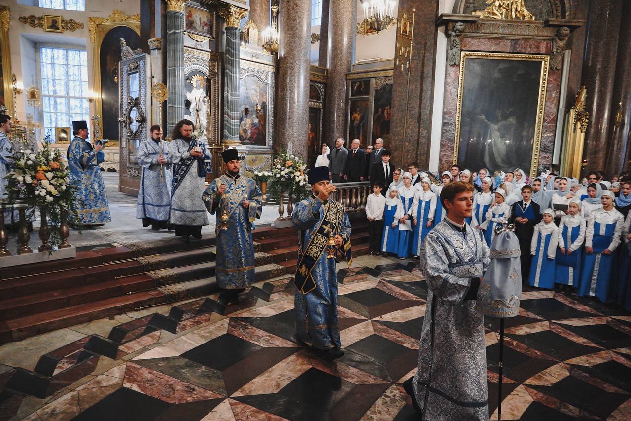 Александр Беглов: Вместе с петербуржцами посетил богослужение в Казанском соборе Александр Беглов: Вместе с петербуржцами посетил богослужение в Казанском соборе