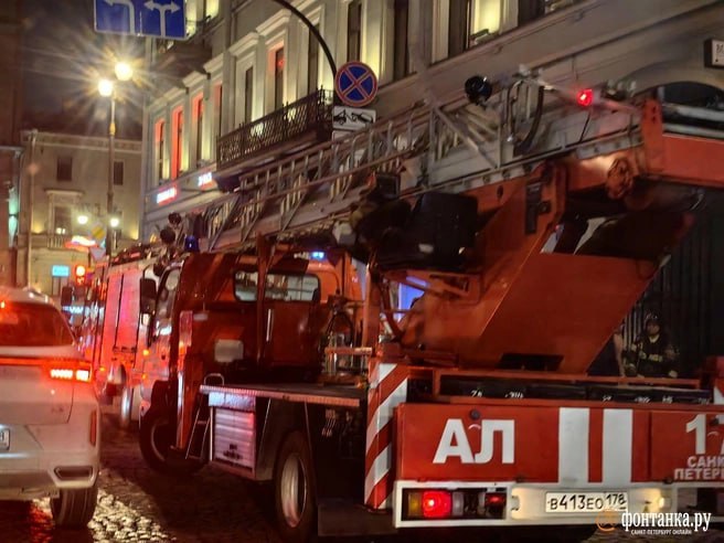 Пожар на Большой Конюшенной собрал зевак и «помог» музыкантам