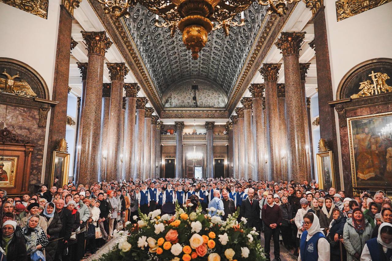 Александр Беглов: Вместе с петербуржцами посетил богослужение в Казанском соборе