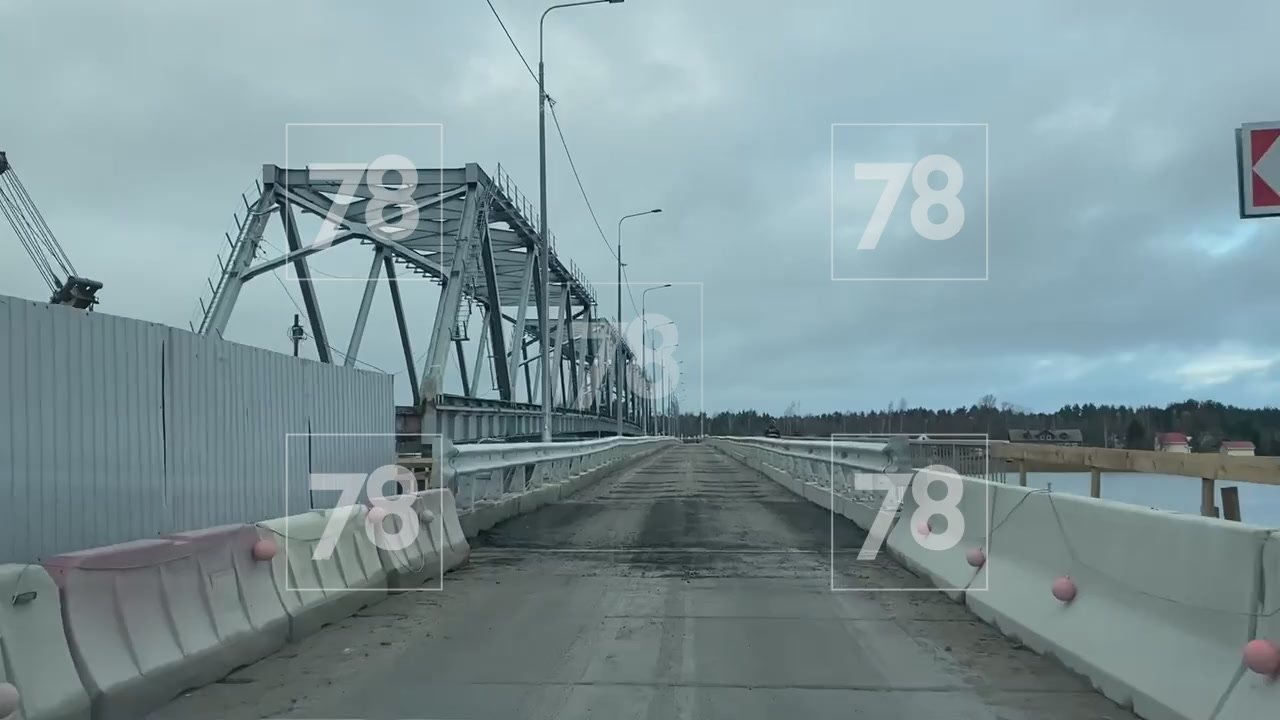 Временный мост через Лугу уже починили — специалисты заменили развалившуюся плиту новой и устранили ямы в асфальте