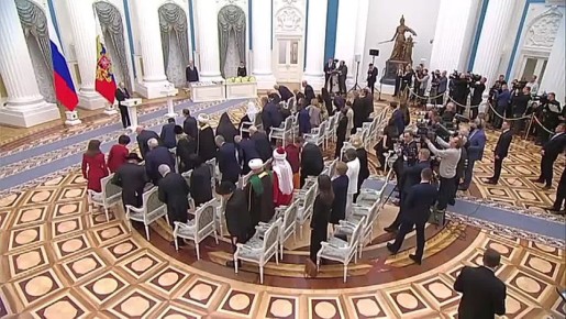 Владимир Путин поздравил россиян с Днём народного единства и вручил государственные награды и премии