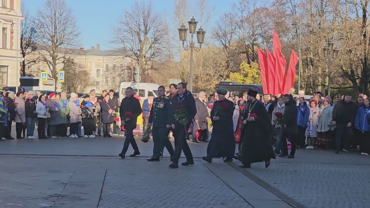 Александр Дрозденко возложил цветы к стеле «Город воинской славы» в Выборге