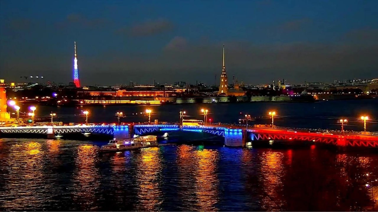 Телебашня и Лахта Центр окрасились в триколор в честь Дня народного единства Телебашня и Лахта Центр окрасились в триколор в честь Дня народного единства