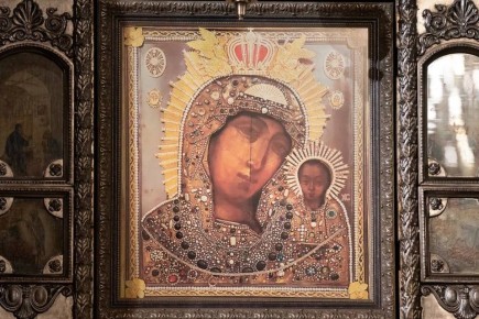 В день Казанской иконы Божией Матери посетил богослужение в Казанском соборе