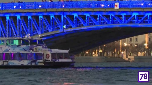 Петербург сияет цветами российского флага