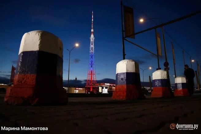 Телебашня и Лахта Центр окрасились в триколор в честь Дня народного единства