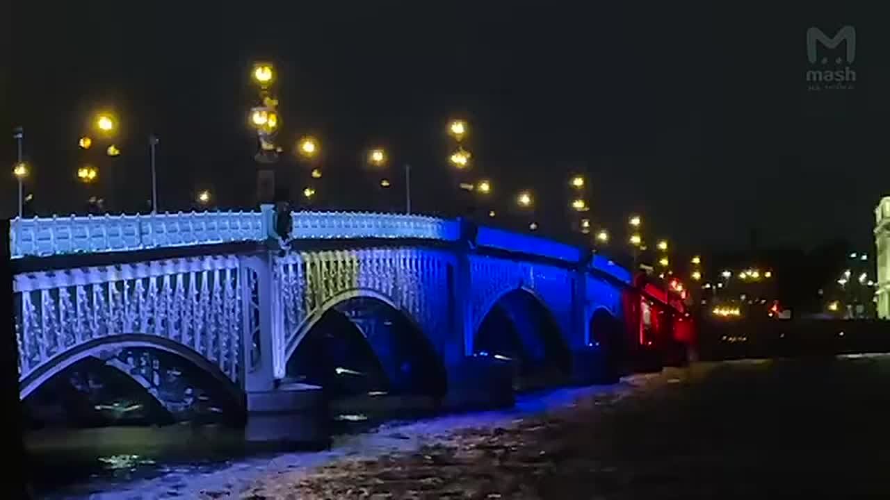 Красивущий триколор украсил сразу три моста в Питере в День народного единства — бело-сине-красные цвета озарили воду у Бетанкура, Дворцового и Троицкого