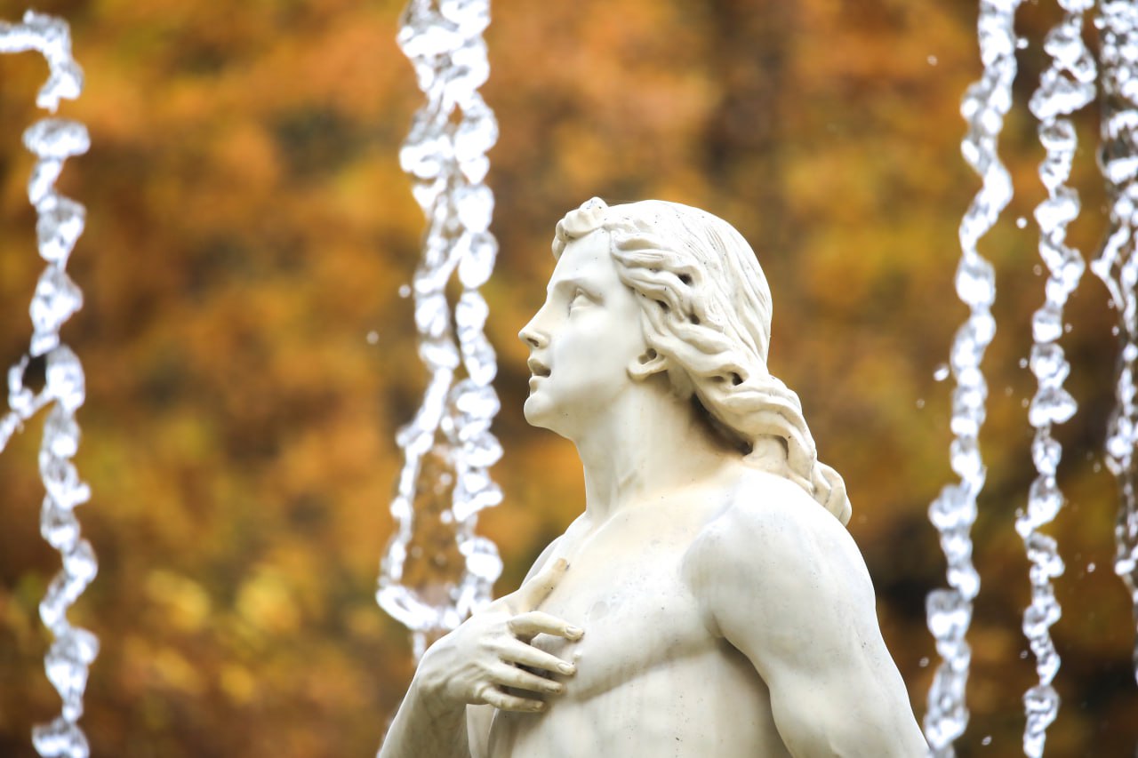 В Петергофе завершился сезон фонтанов: теперь вход в парки будет бесплатным