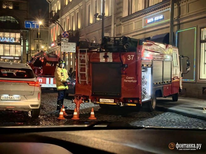 Пожар на Большой Конюшенной собрал зевак и «помог» музыкантам Пожар на Большой Конюшенной собрал зевак и «помог» музыкантам