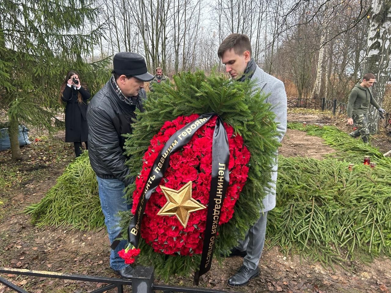 Останки воинов Красной Армии предали земле у мемориала «Ижорский таран» Останки воинов Красной Армии предали земле у мемориала «Ижорский таран»