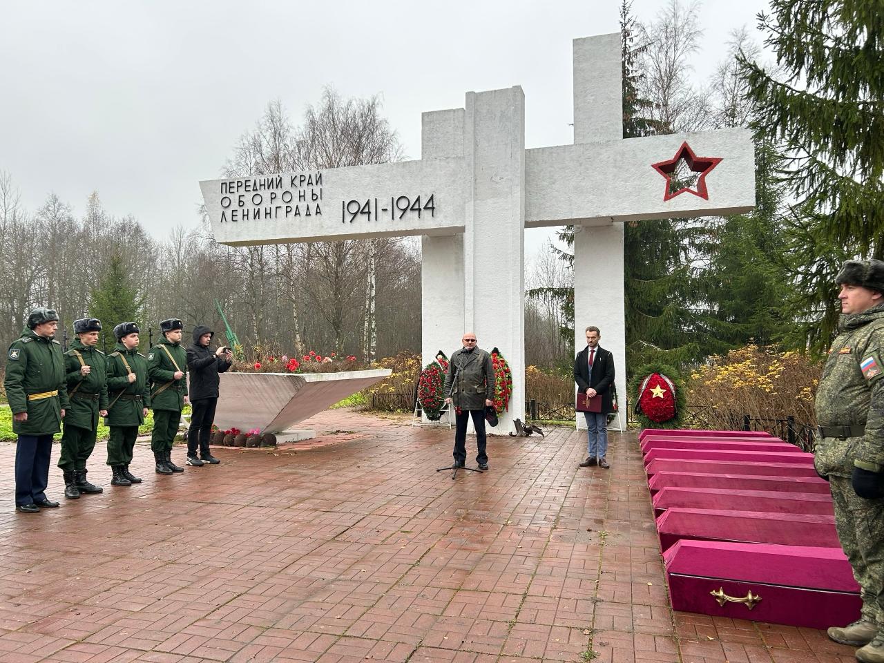 Останки воинов Красной Армии предали земле у мемориала «Ижорский таран» Останки воинов Красной Армии предали земле у мемориала «Ижорский таран»