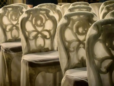 Посидеть в музее на антикварных стульях