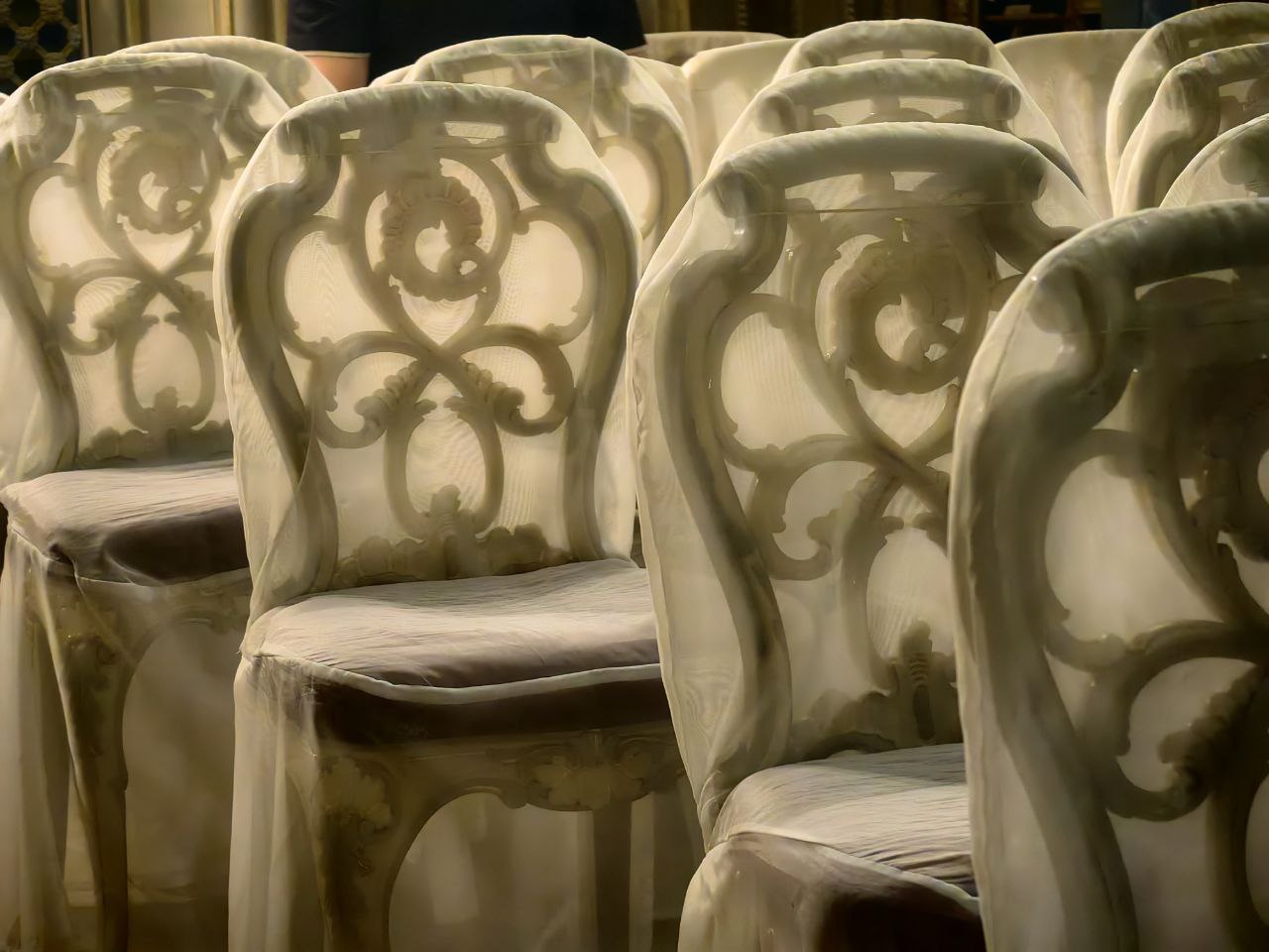 Посидеть в музее на антикварных стульях