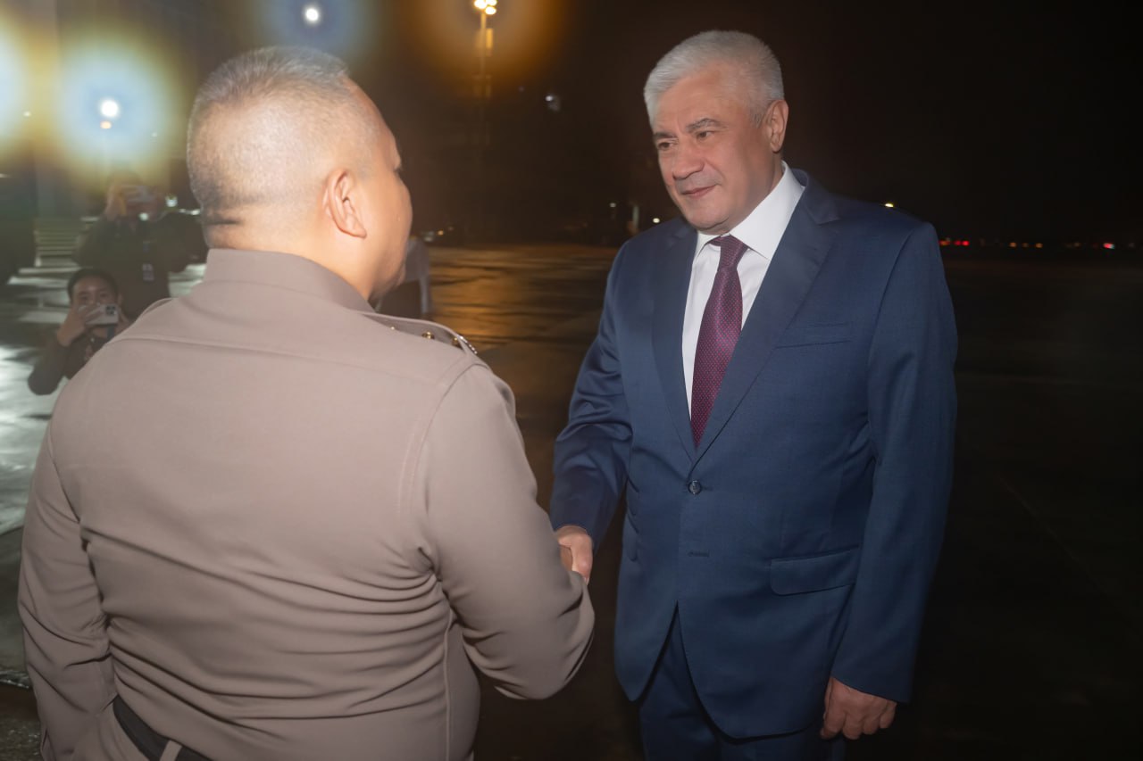 Ирина Волк: На фото – моменты прибытия Министра внутренних дел Российской Федерации Владимира Колокольцева в Бангкок для участия в 43-й конференции Ассоциации национальных полиций стран – участниц АСЕАН (АСЕАНАПОЛ) Ирина Волк: На фото – моменты прибытия Министра внутренних дел Российской Федерации Владимира Колокольцева в Бангкок для участия в 43-й конференции Ассоциации национальных полиций стран – участниц АСЕАН (АСЕАНАПОЛ)