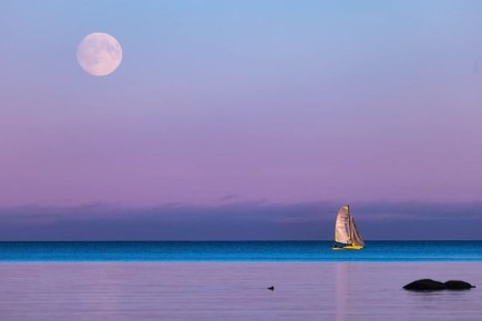 Наблюдаем за прекрасным: Бобровая Луна показалась над Ладожским озером