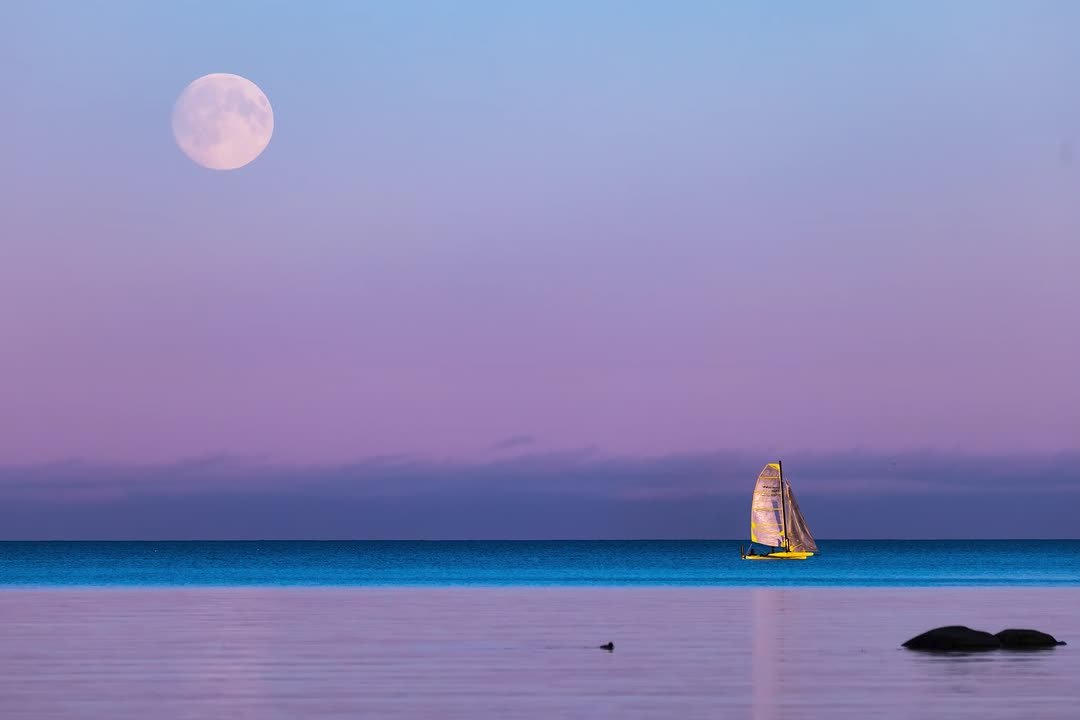 Наблюдаем за прекрасным: Бобровая Луна показалась над Ладожским озером