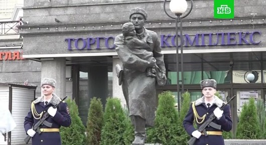 Полицейские возложили цветы стражам порядка, погибшим в годы блокады