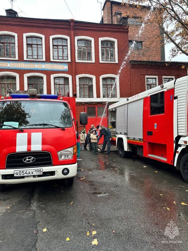 В гостях у #петербургскихспасателей весело и вкусно познавательно! В гостях у #петербургскихспасателей весело и вкусно познавательно!