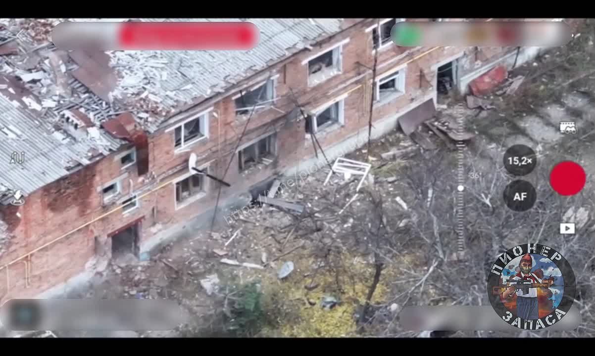 Штурмовики 2 мотострелкового батальона 128 бригады выдавливают противника из зданий практически уже на окраине Волчанска! После очень продолжительных позиционных боёв есть значительные успехи