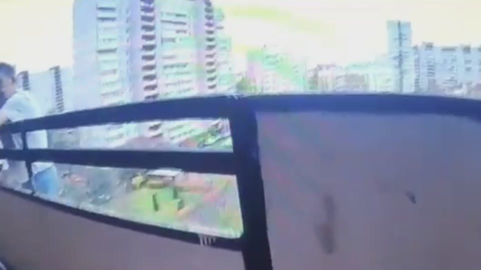 Петербургские полицейские спасли мужчину, пытавшегося спрыгнуть с балкона