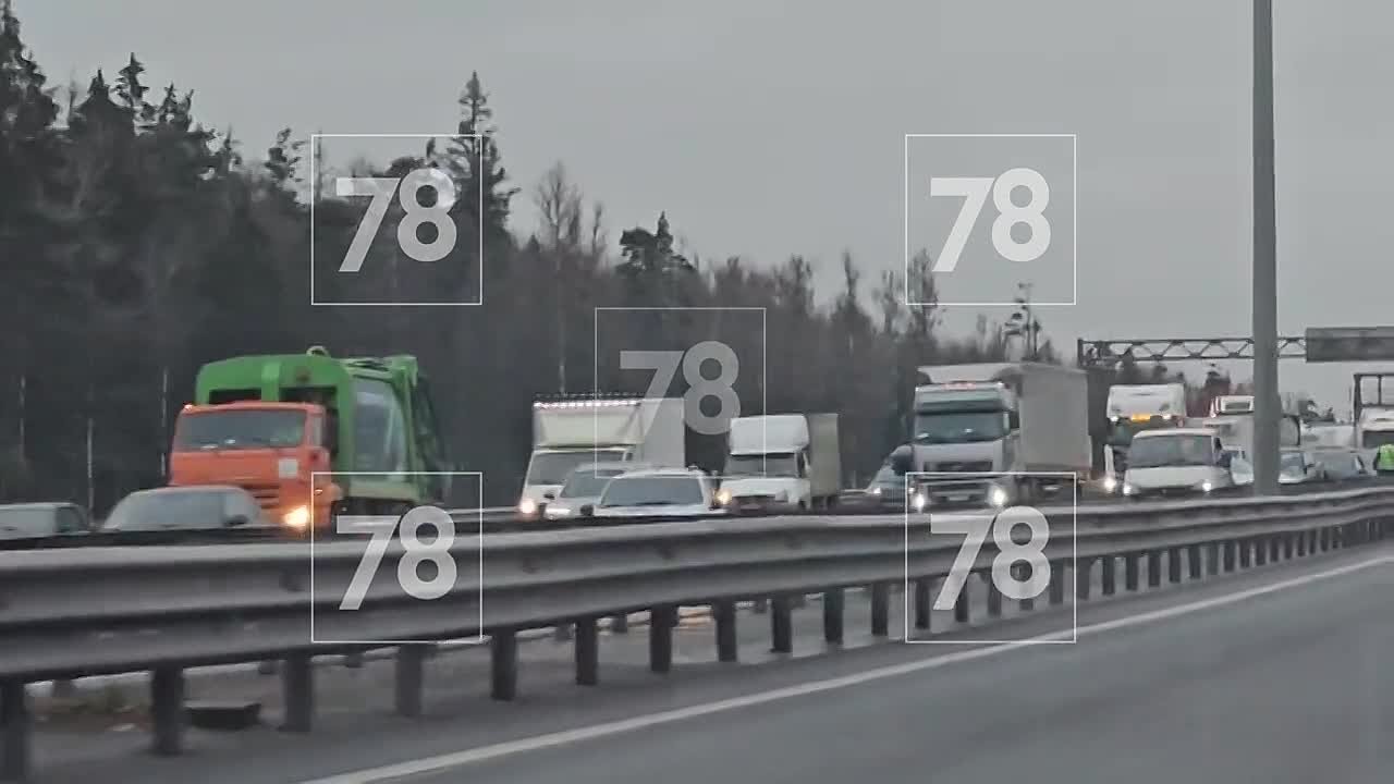 Многокилометровая пробка сейчас на КАД