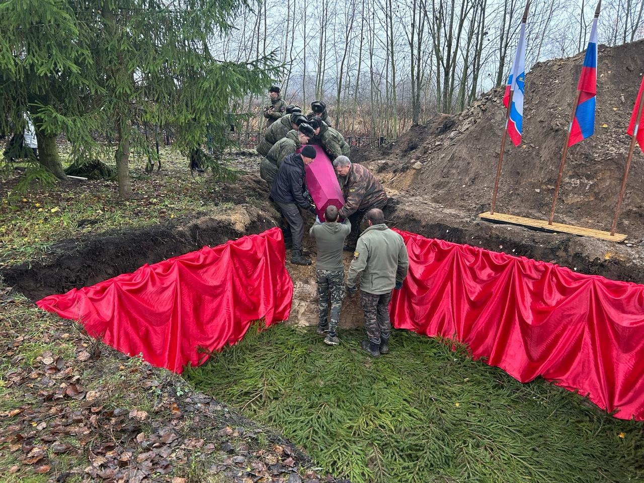 Останки воинов Красной Армии предали земле у мемориала «Ижорский таран» Останки воинов Красной Армии предали земле у мемориала «Ижорский таран»