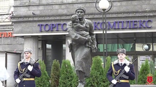 В Санкт-Петербурге полицейские возложили цветы к памятнику сотрудникам милиции, погибшим в годы блокады Ленинграда