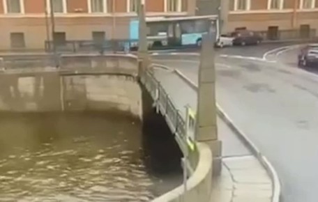 Пять и шесть лет колонии: в Петербурге суд поставил точку в деле об автобусе, упавшем в Мойку
