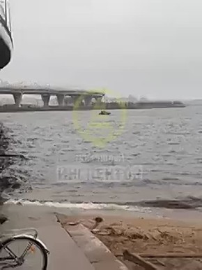 Подростка мошенники загнали в воду около Яхтенного моста