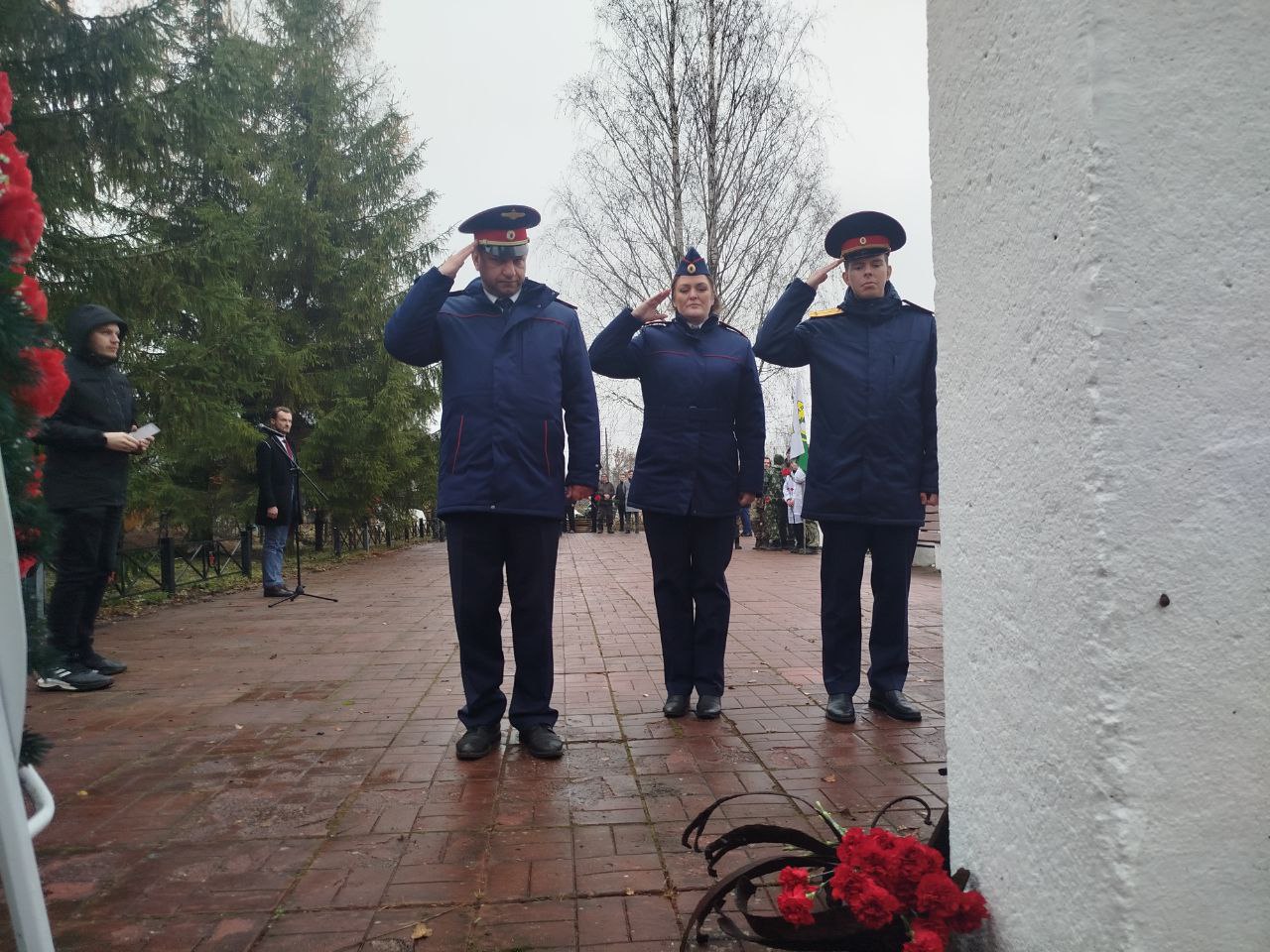 Коллектив следственного отдела по городу Тосно принял участие в торжественно-траурной церемонии захоронения останков воинов, павших в годы Великой Отечественной войны Коллектив следственного отдела по городу Тосно принял участие в торжественно-траурной церемонии захоронения останков воинов, павших в годы Великой Отечественной войны