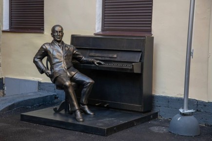 В Петербурге открыли памятник Исааку Дунаевскому