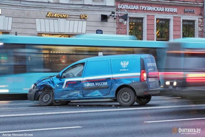 Столкновение каршеринга и машины «Почты России» стало причиной утреннего затора на Невском проспекте