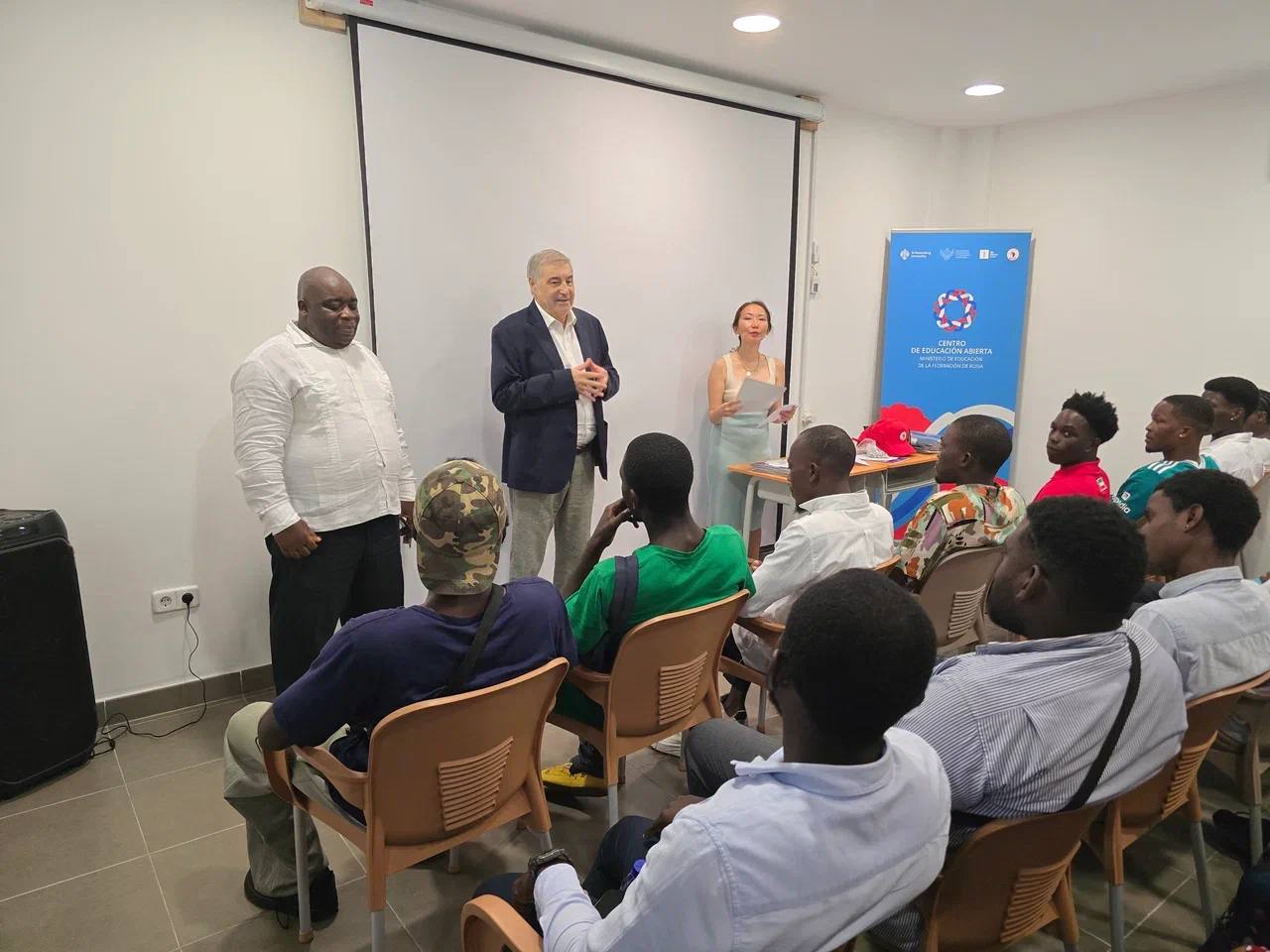 В офисе «Африканской инициативы» в Малабо, столице Экваториальной Гвинеи (РЭГ), состоялось вручение сертификатов об окончании курсов русского языка В офисе «Африканской инициативы» в Малабо, столице Экваториальной Гвинеи (РЭГ), состоялось вручение сертификатов об окончании курсов русского языка