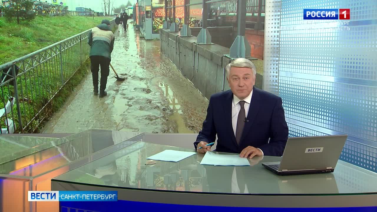 Вход на станцию метро "Девяткино" затопило из-за прорыва трубы