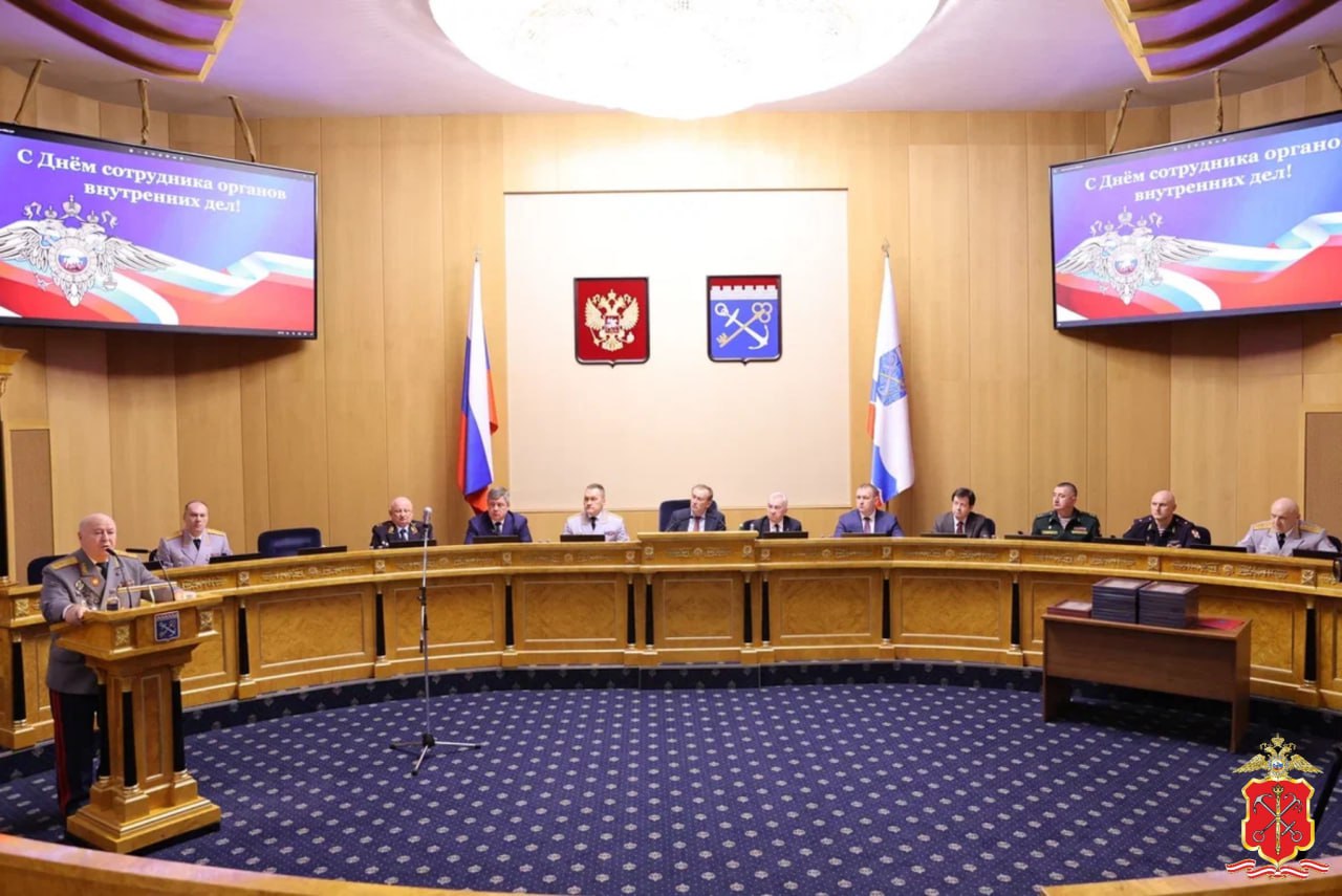 В преддверии профессионального праздника полицейские Ленинградской области приняли участие в торжественном собрании в Правительстве региона В преддверии профессионального праздника полицейские Ленинградской области приняли участие в торжественном собрании в Правительстве региона