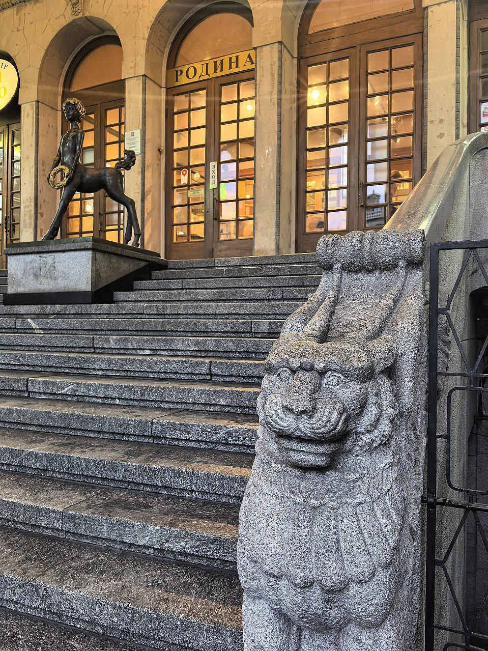 Грифоны у главной лестницы Дома Кино помнят многое Грифоны у главной лестницы Дома Кино помнят многое